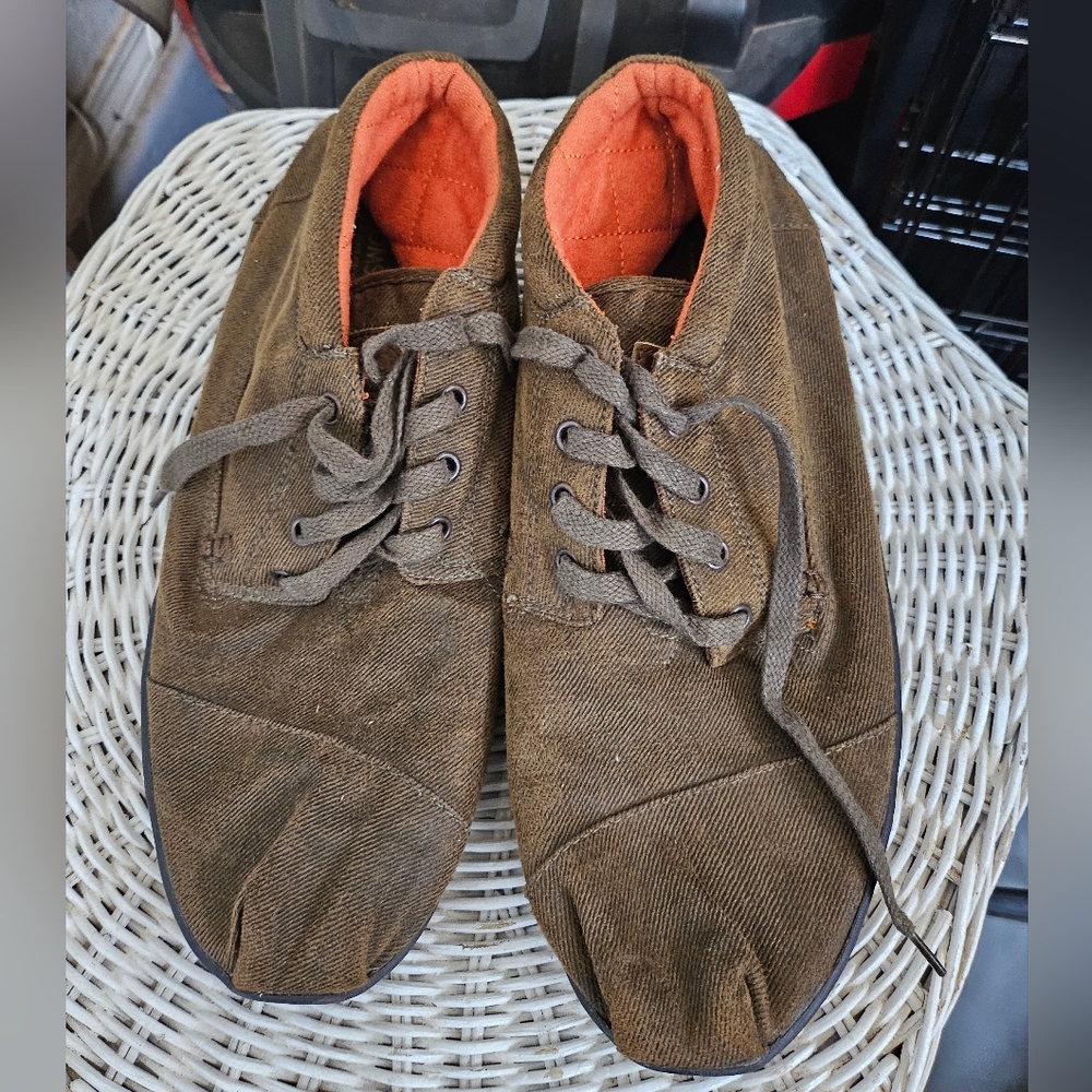 Tom's mens mid top shoes